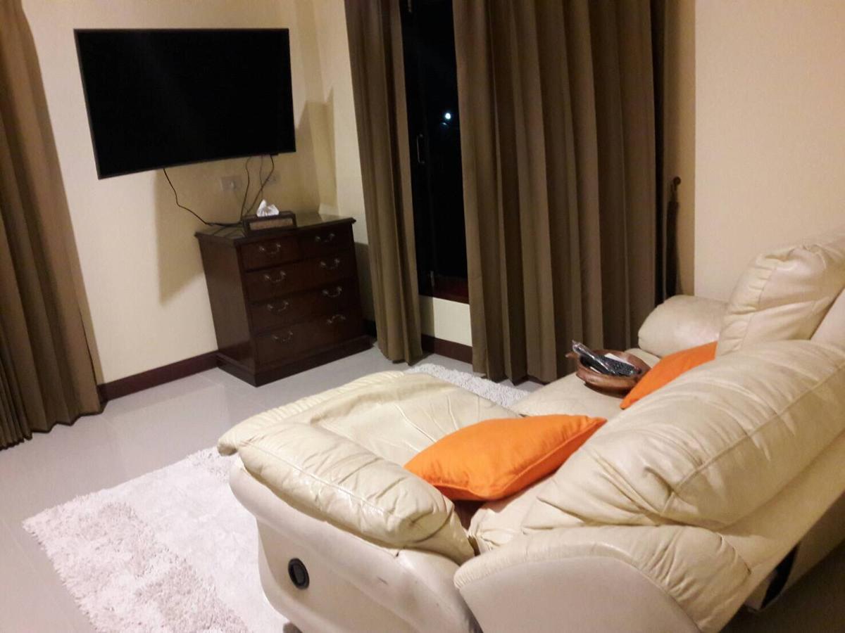 Thararin Villa Ban Doem Bang Екстериор снимка
